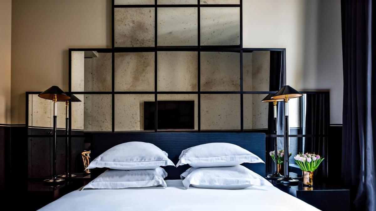Un ou plusieurs lits dans un hébergement de l'établissement Monsieur George Hotel & Spa - Champs-Elysées