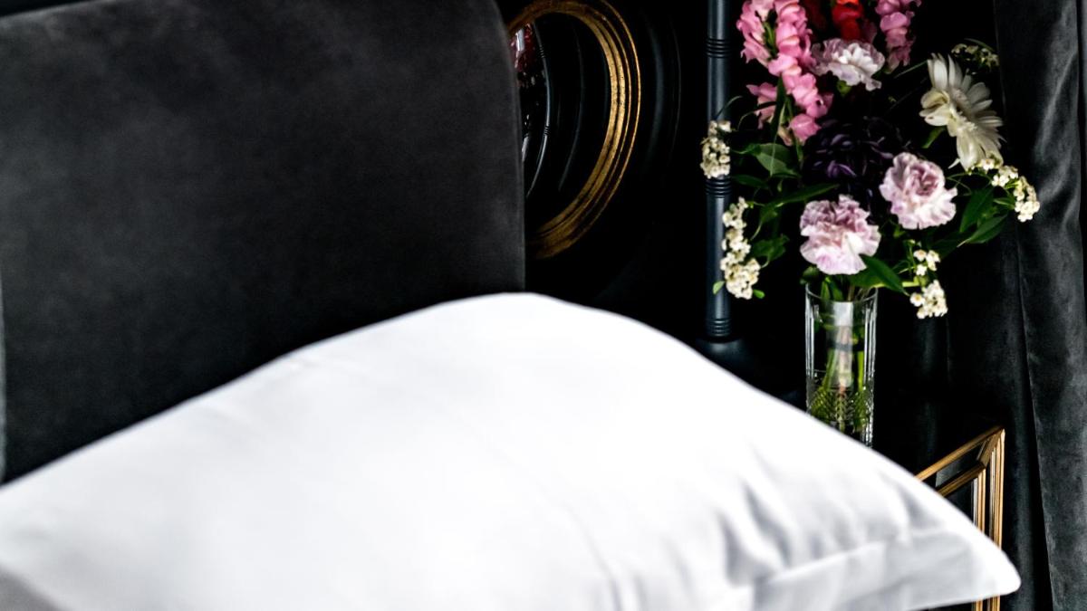 Un ou plusieurs lits dans un hébergement de l'établissement Monsieur George Hotel & Spa - Champs-Elysées