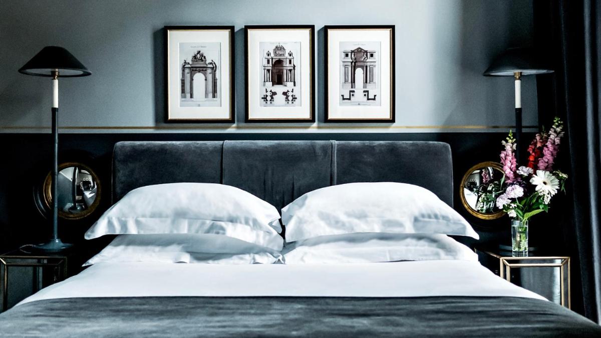 Un ou plusieurs lits dans un hébergement de l'établissement Monsieur George Hotel & Spa - Champs-Elysées