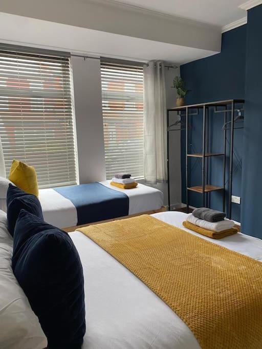 WHOLE House - Fast WIFI & FREE Parking - Contractor Friendly by IRWELL STAYS - Housity