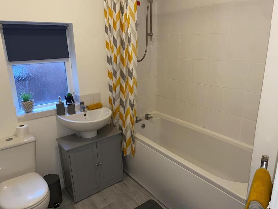 WHOLE House - Fast WIFI & FREE Parking - Contractor Friendly by IRWELL STAYS - Housity