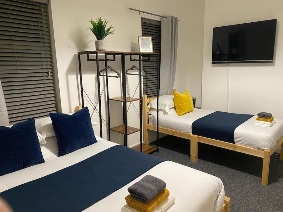 WHOLE House - Fast WIFI & FREE Parking - Contractor Friendly by IRWELL STAYS - Housity