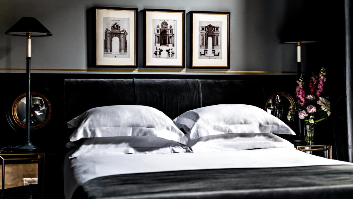 Un ou plusieurs lits dans un hébergement de l'établissement Monsieur George Hotel & Spa - Champs-Elysées