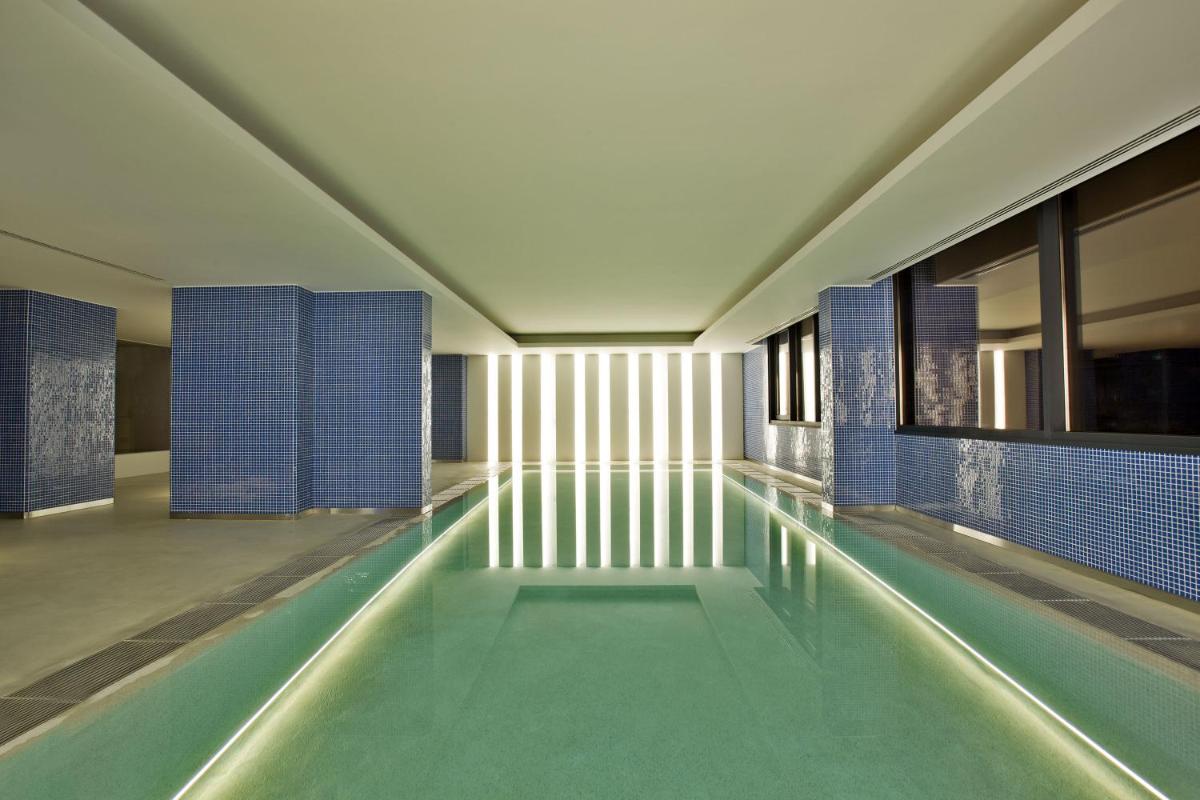 A piscina em ou perto de EVOLUTION Lisboa Hotel