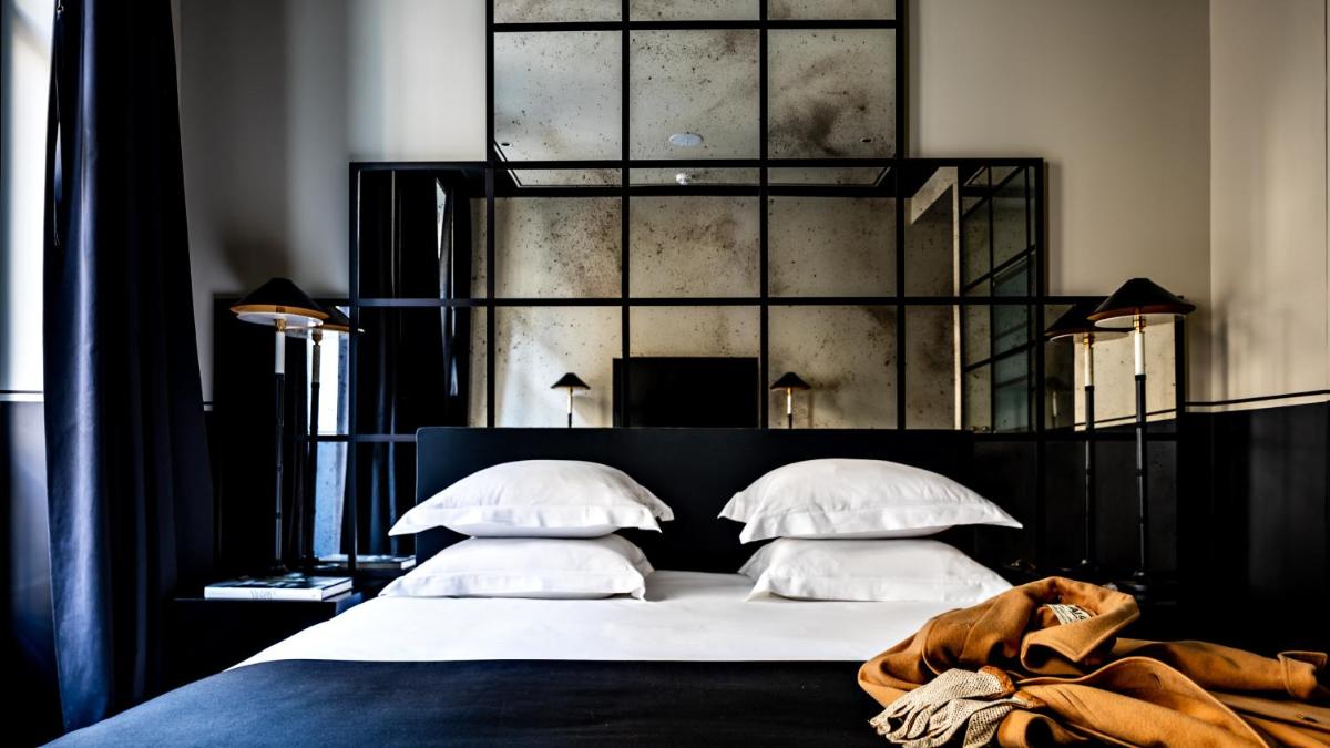 Un ou plusieurs lits dans un hébergement de l'établissement Monsieur George Hotel & Spa - Champs-Elysées