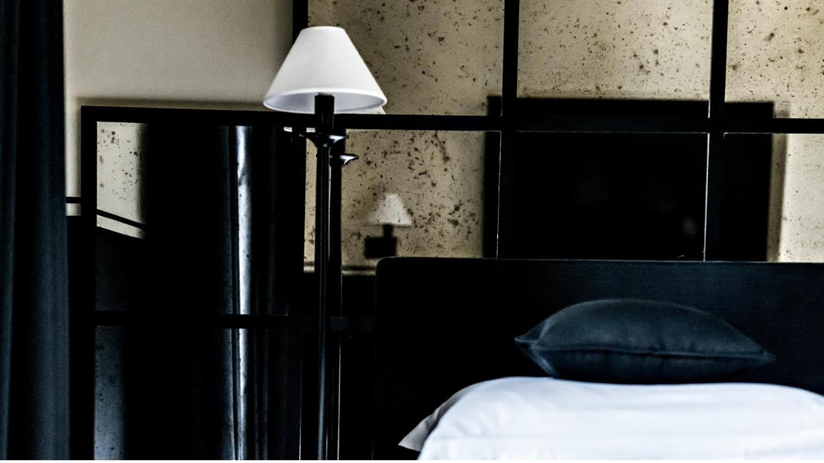 Un ou plusieurs lits dans un hébergement de l'établissement Monsieur George Hotel & Spa - Champs-Elysées