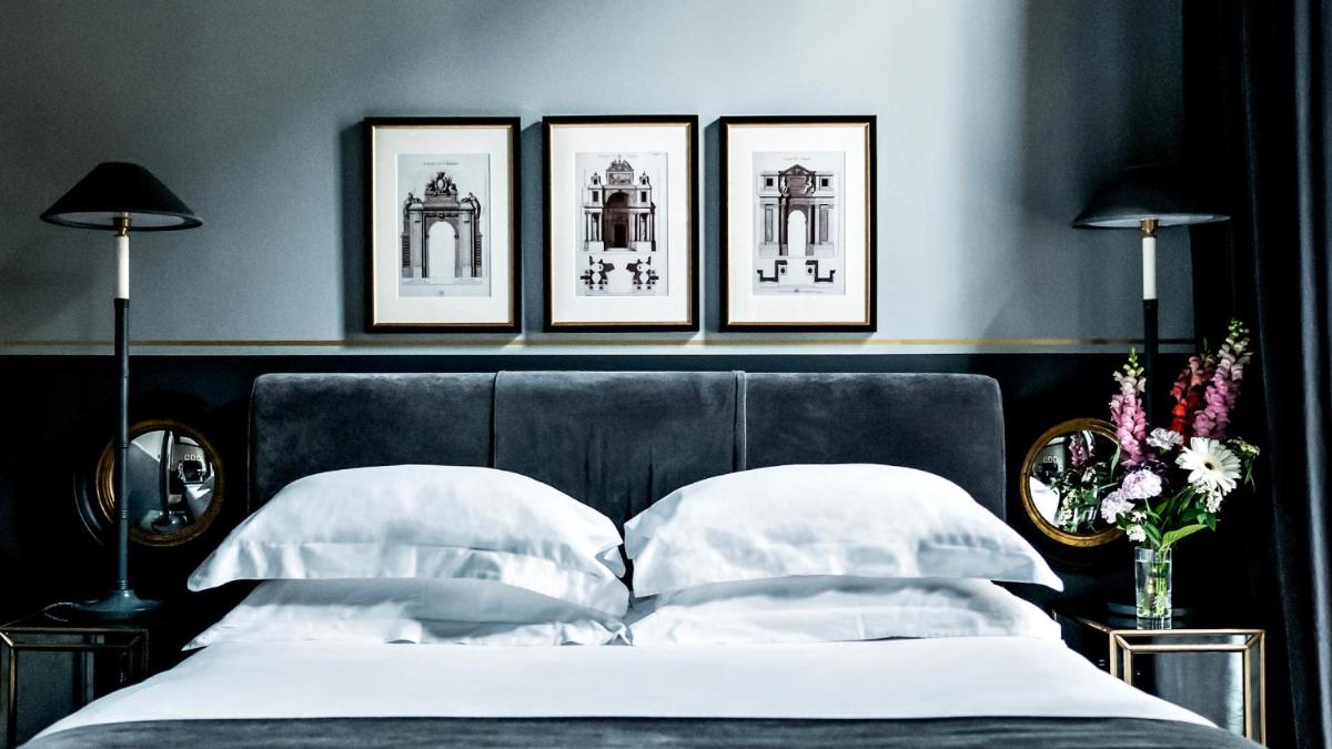 Un ou plusieurs lits dans un hébergement de l'établissement Monsieur George Hotel & Spa - Champs-Elysées