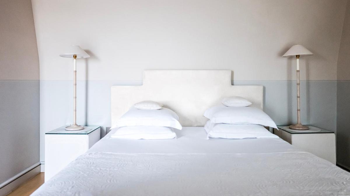 Un ou plusieurs lits dans un hébergement de l'établissement Monsieur George Hotel & Spa - Champs-Elysées