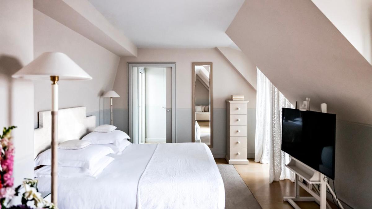 Un ou plusieurs lits dans un hébergement de l'établissement Monsieur George Hotel & Spa - Champs-Elysées