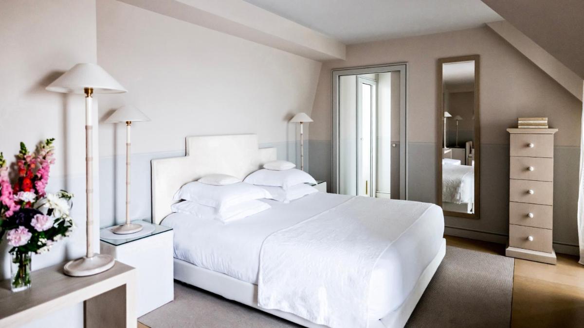 Un ou plusieurs lits dans un hébergement de l'établissement Monsieur George Hotel & Spa - Champs-Elysées