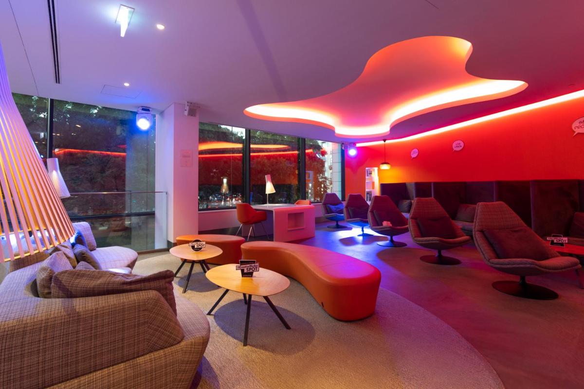 Uma área de estar em EVOLUTION Lisboa Hotel