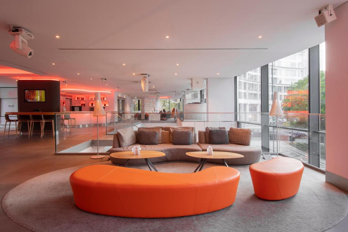 Uma área de estar em EVOLUTION Lisboa Hotel