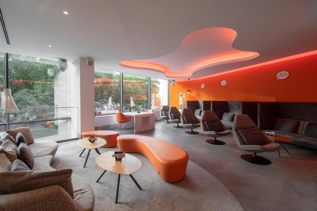 Uma área de estar em EVOLUTION Lisboa Hotel