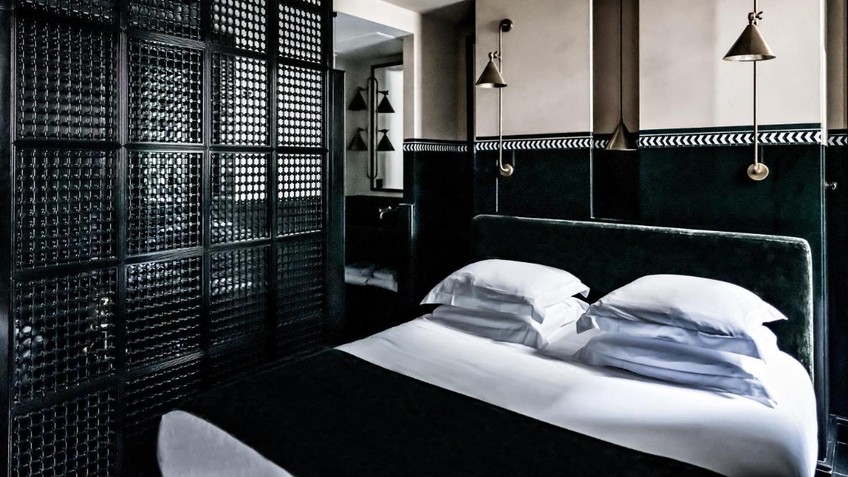 Un ou plusieurs lits dans un hébergement de l'établissement Monsieur George Hotel & Spa - Champs-Elysées