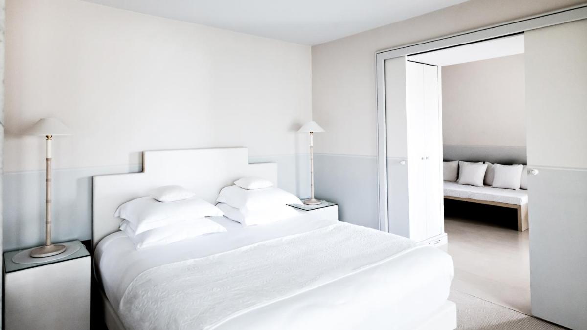 Un ou plusieurs lits dans un hébergement de l'établissement Monsieur George Hotel & Spa - Champs-Elysées