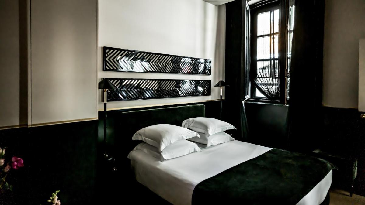 Un ou plusieurs lits dans un hébergement de l'établissement Monsieur George Hotel & Spa - Champs-Elysées