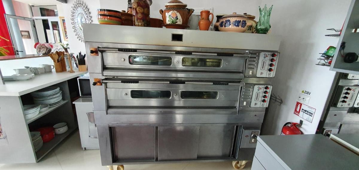 Vila Franceză - Cazare cu jacuzzi pe malul lacului Colibița - Housity