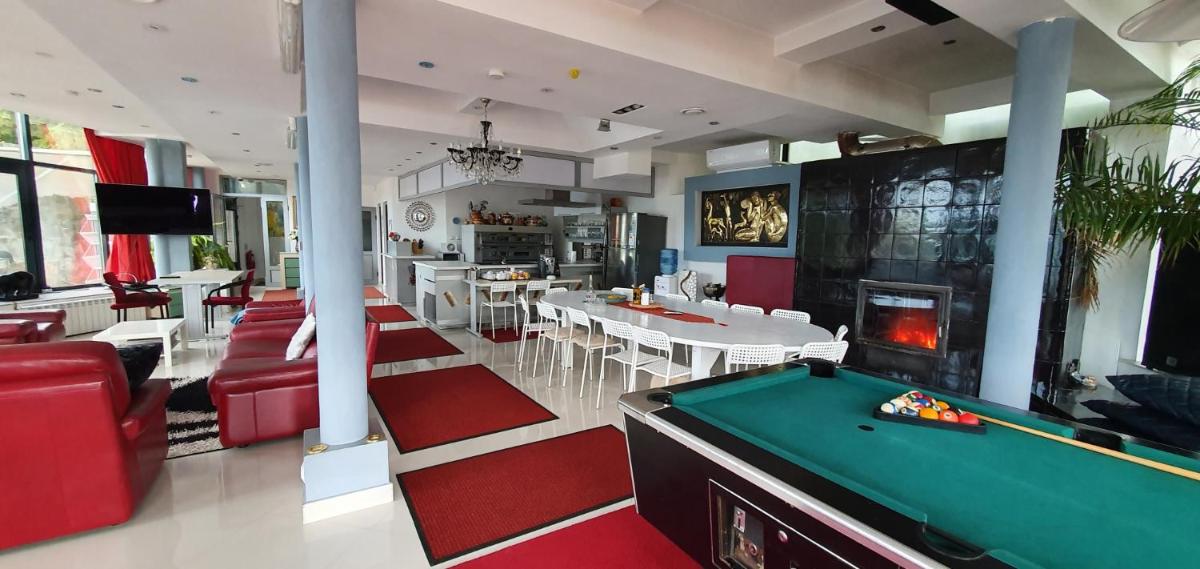 Vila Franceză - Cazare cu jacuzzi pe malul lacului Colibița - Housity