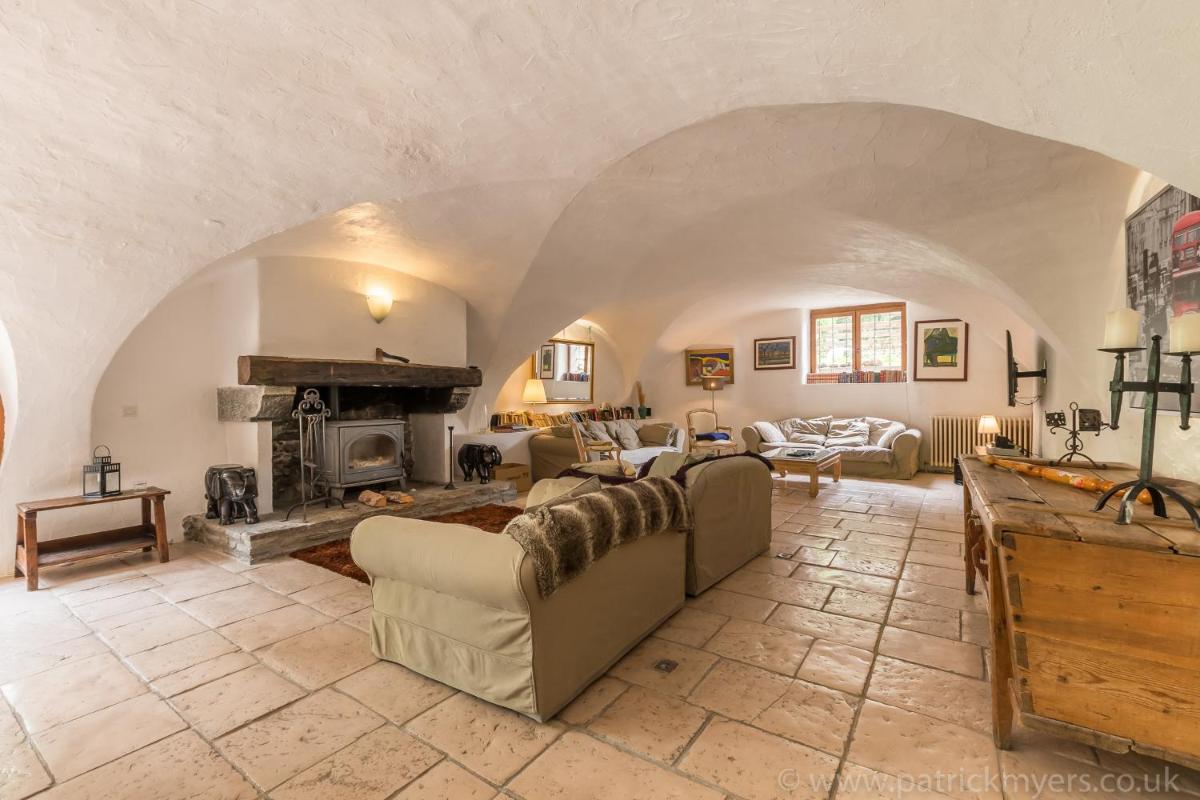 Luxury Chalet with outdoor Hot Tub, Sauna, Gardens & Mountain Views! - Housity