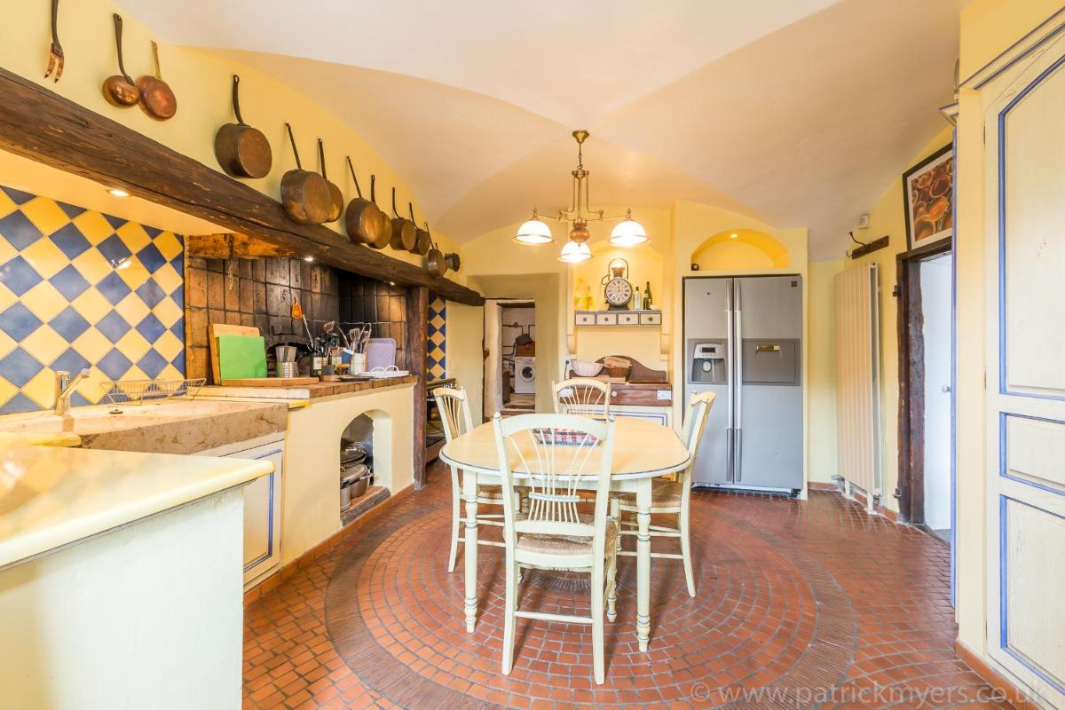 Luxury Chalet with outdoor Hot Tub, Sauna, Gardens & Mountain Views! - Housity