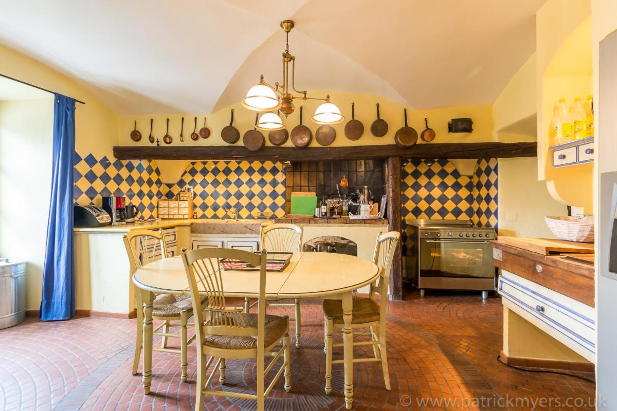 Luxury Chalet with outdoor Hot Tub, Sauna, Gardens & Mountain Views! - Housity