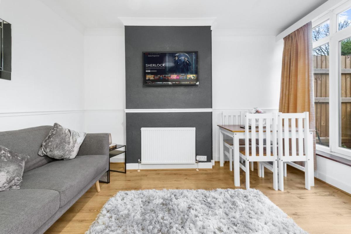 Spacious 4 Bedroom House located near NEC, BHX & HS2 - Housity