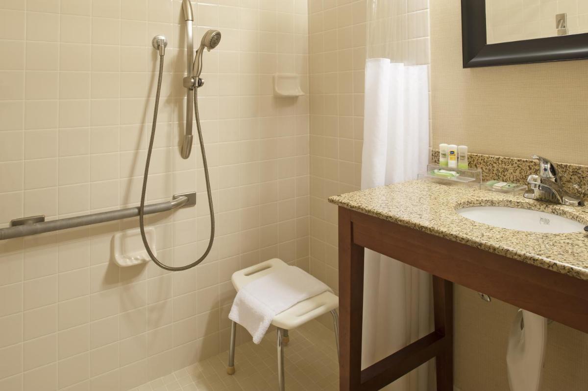 Country Inn & Suites by Radisson, Holland, MI - Housity