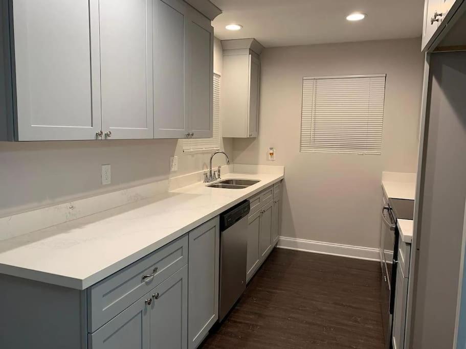 Comfortable 3 bed, 2 bath, pet friendly home close to Baton Rouge - Housity
