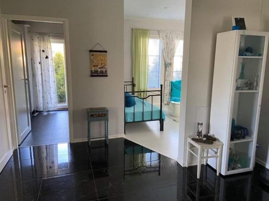 Hienoa talo porealtaalla lähellä Helsinkiä ja lentokenttää - Housity