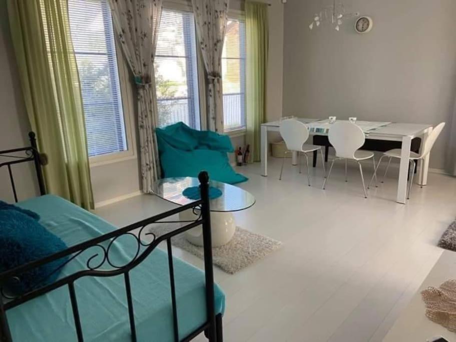 Hienoa talo porealtaalla lähellä Helsinkiä ja lentokenttää - Housity