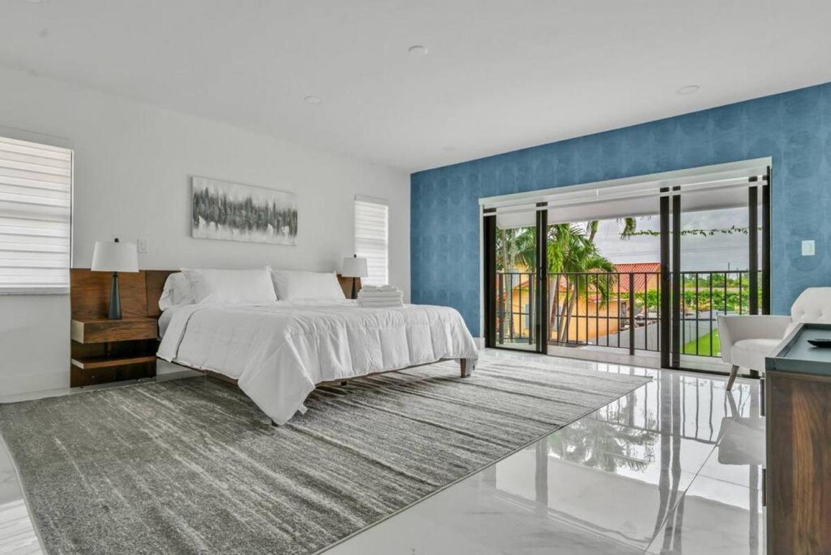 Luxe 4BD Duplex with Heated Pool, Close to Restaurants - Housity