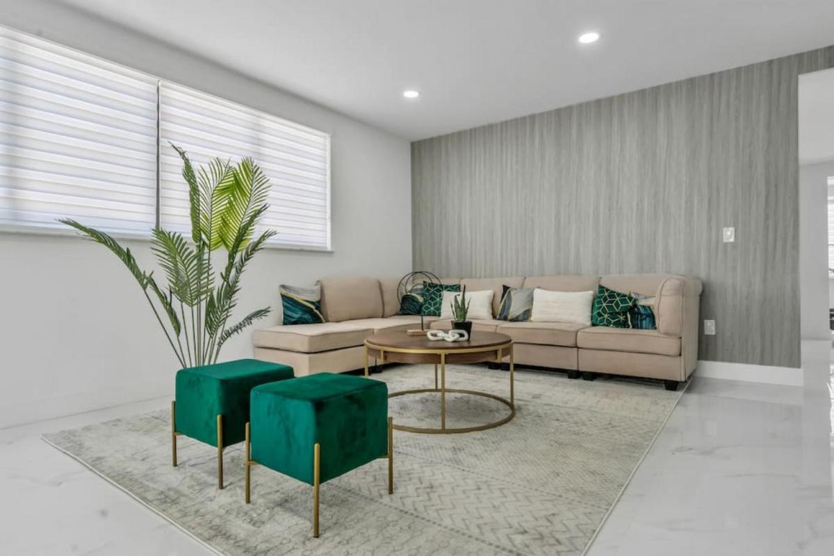 Luxe 4BD Duplex with Heated Pool, Close to Restaurants - Housity