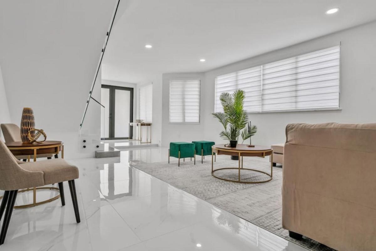 Luxe 4BD Duplex with Heated Pool, Close to Restaurants - Housity