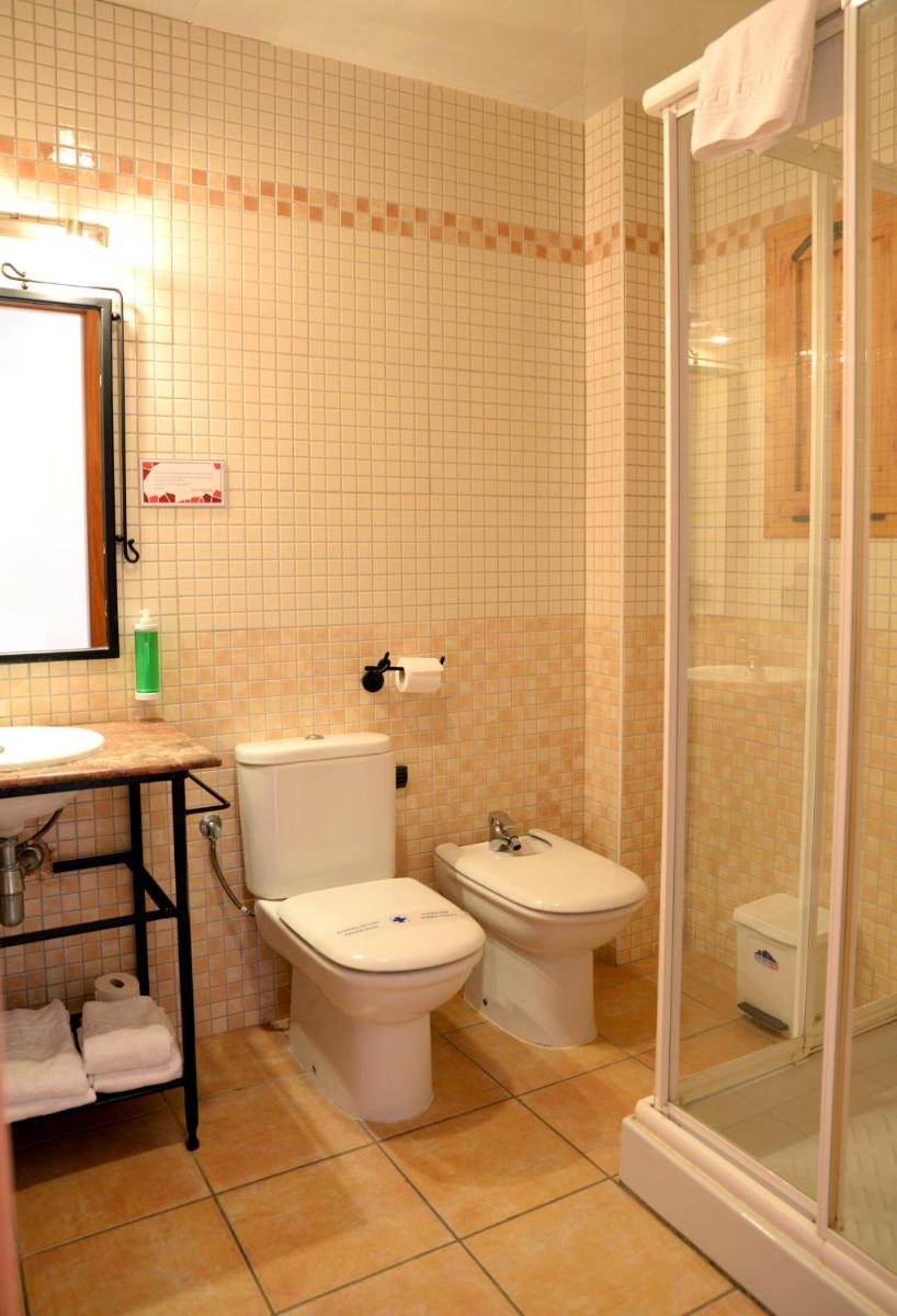 Un baño con inodoro, lavabo y ducha. en Hotel Spa Pinar del Mar, en Platja d'Aro