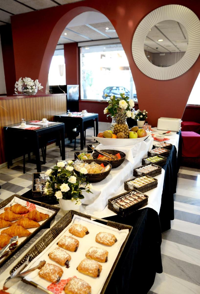 Comida en o cerca de este hotel