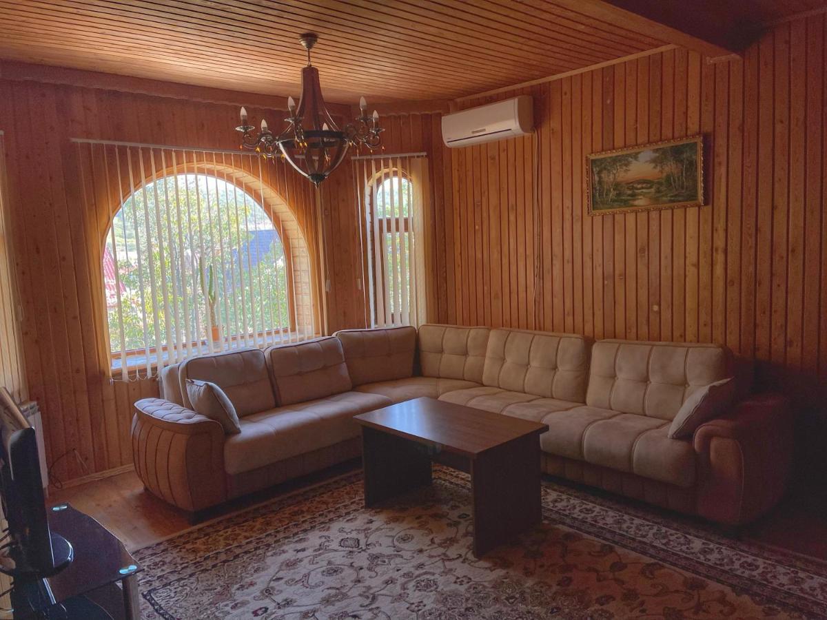 Cozy Wooden Villa - Housity