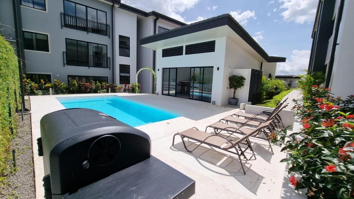 Loft conveniently located five minutes from airport - Housity