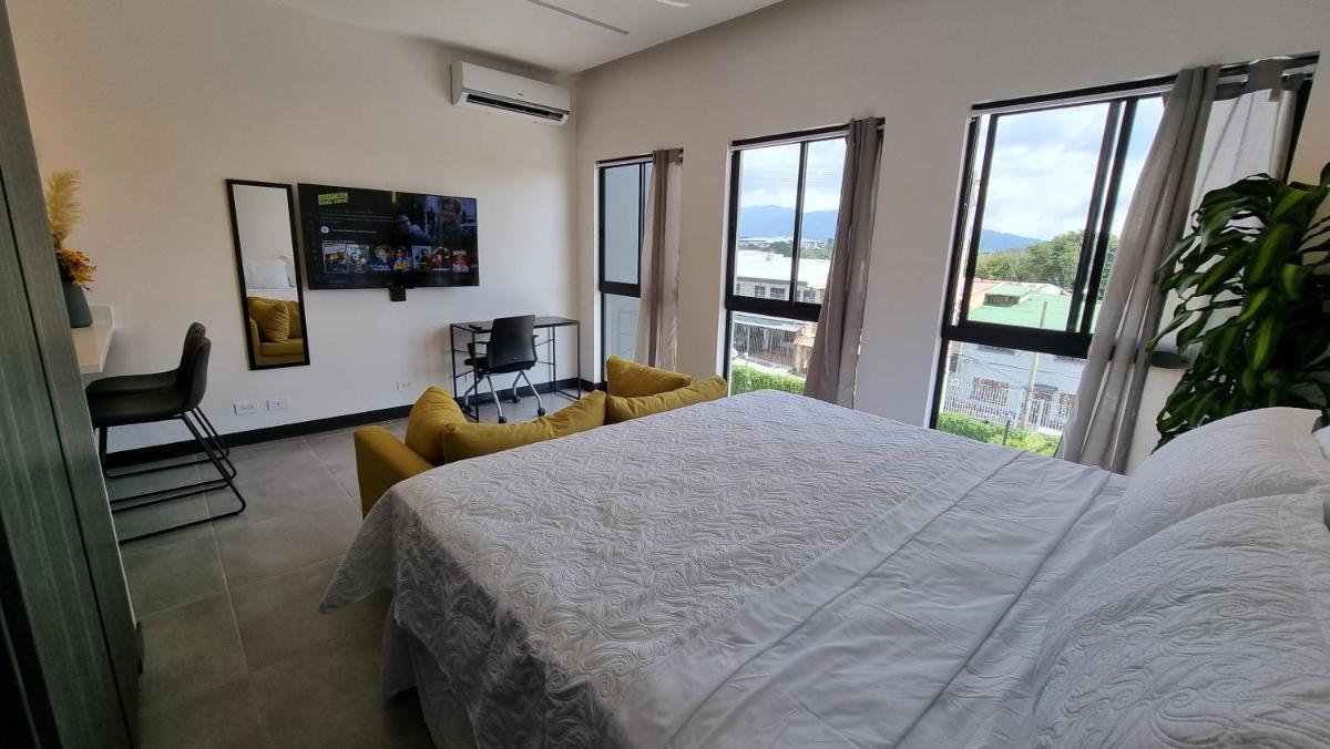 Loft conveniently located five minutes from airport - Housity