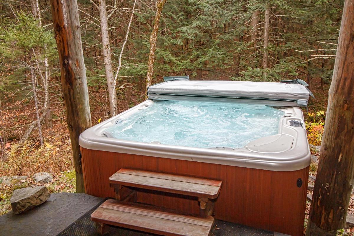 Luxe Log cabin with hot tub/spa/steam room! - Housity