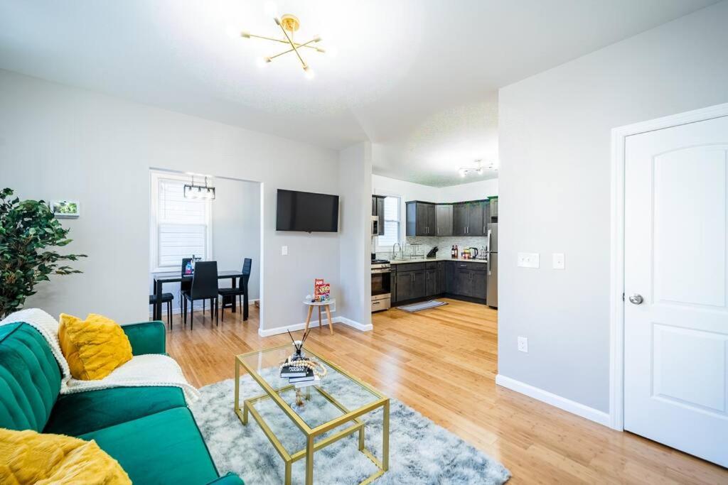 6 Mins From EWR Airport Cozy 3 Bedroom Apartment - Housity