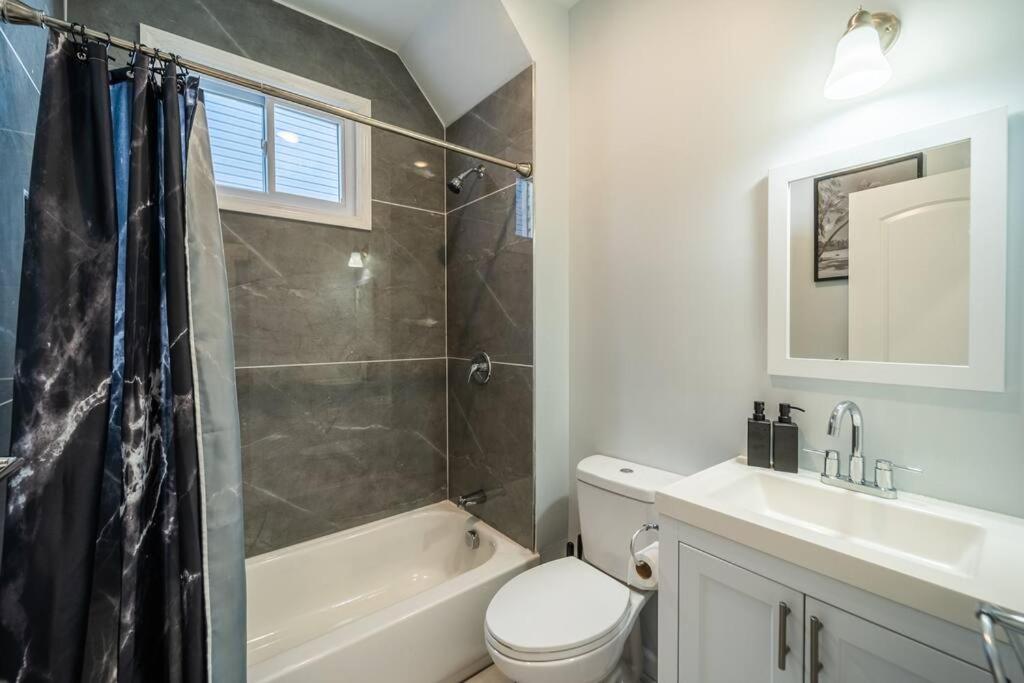 6 Mins From EWR Airport Cozy 3 Bedroom Apartment - Housity
