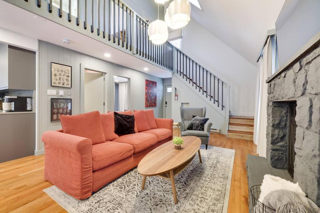 NEW! Cozy Pocono Retreat, Hot Tub, Ski, Fireplace - Housity
