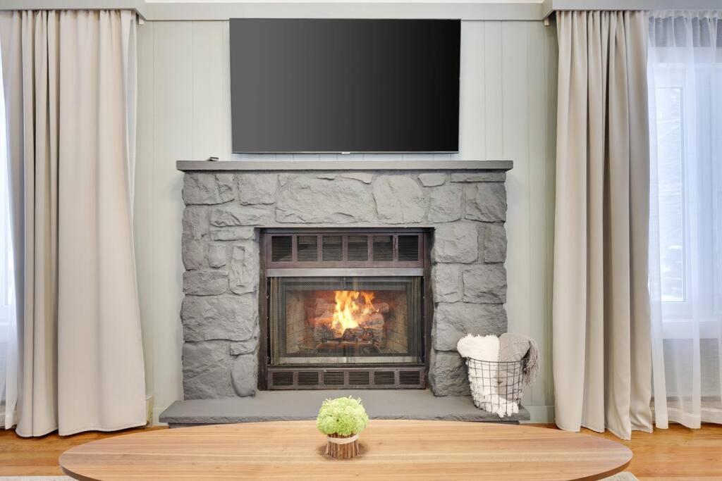 NEW! Cozy Pocono Retreat, Hot Tub, Ski, Fireplace - Housity
