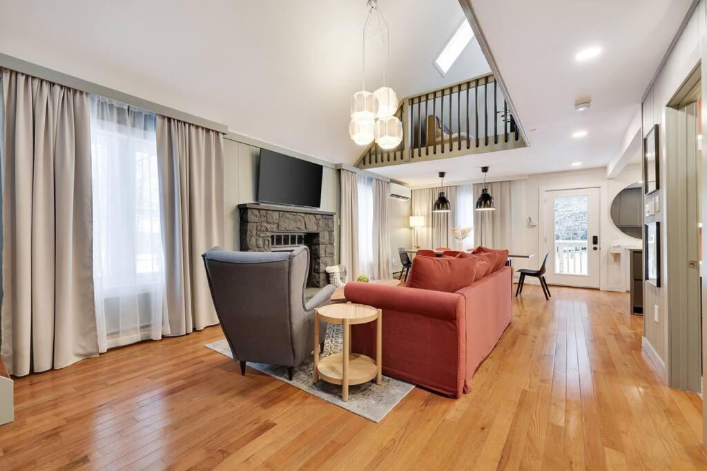 NEW! Cozy Pocono Retreat, Hot Tub, Ski, Fireplace - Housity