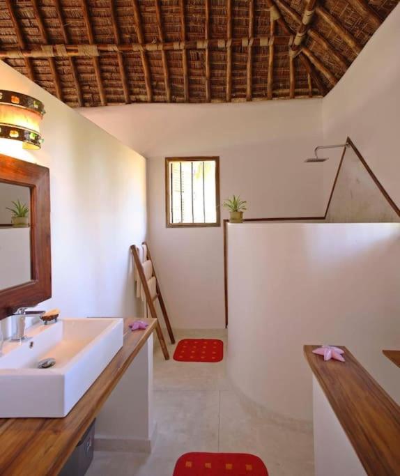 Mawimbi Luxury Villa, Ushongo Beach - Housity