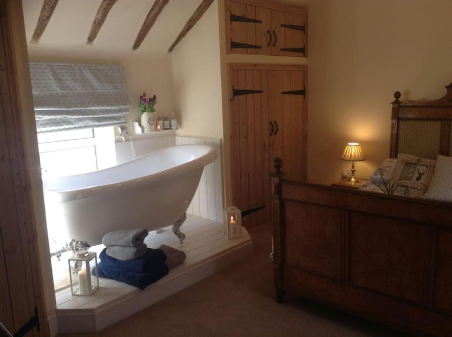 Beautiful Stone Riverside Cottage - Housity