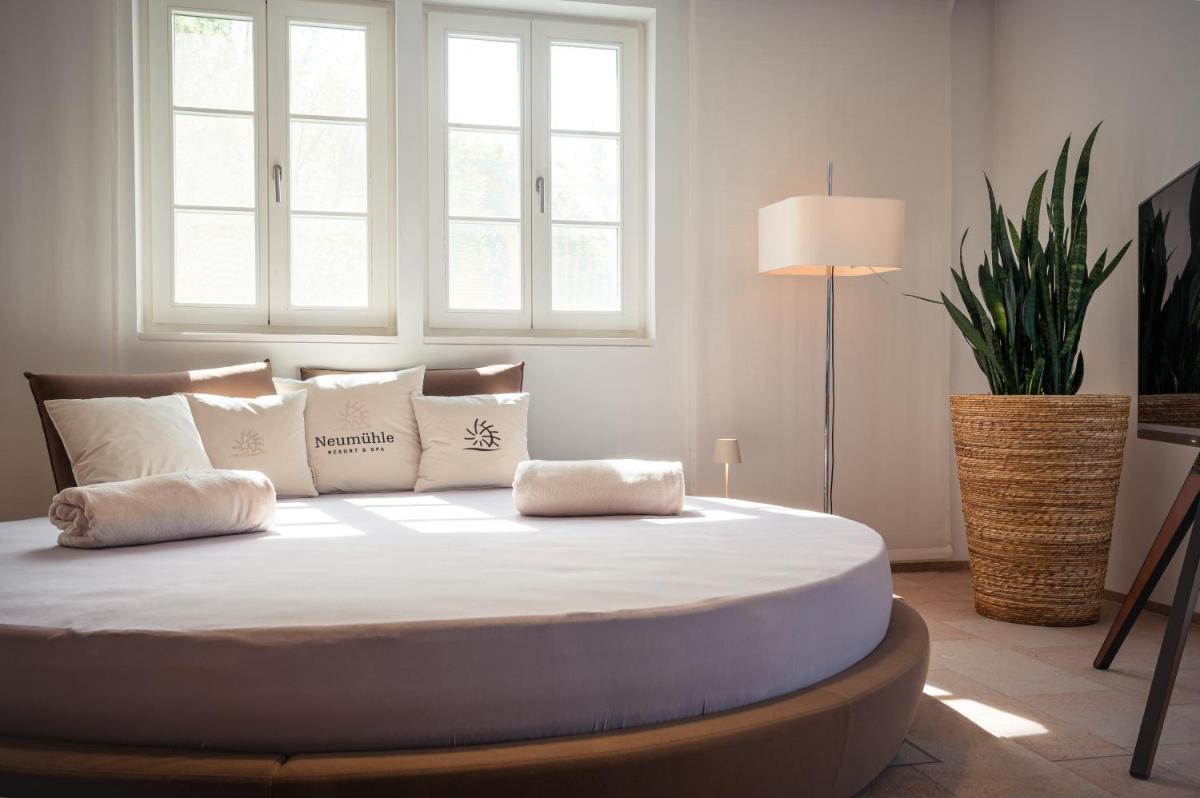 Ein Bett oder Betten in einem Zimmer der Unterkunft Neumühle Resort & Spa