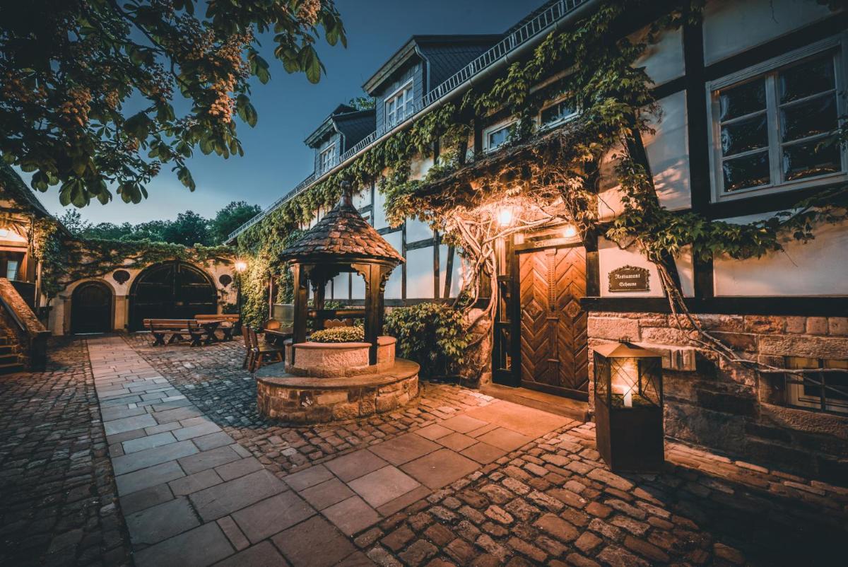 ein Gebäude mit einem Brunnen davor in der Unterkunft Neumühle Resort & Spa in Hammelburg