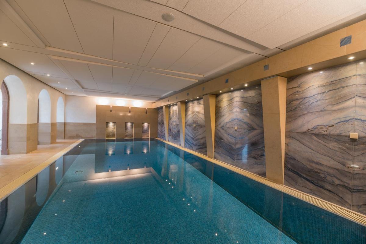 Der Swimmingpool an oder in der Nähe von Neumühle Resort & Spa