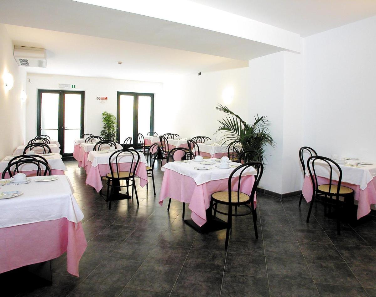 Hotel Riviera - Housity